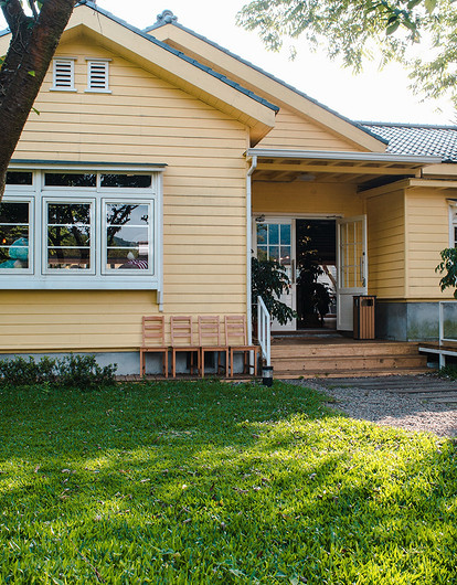 Как перекрасить деревянный дом: выбор цвета и другие полезные советы