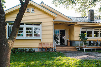 Как перекрасить деревянный дом: выбор цвета и другие полезные советы