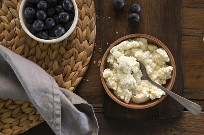 Творог: польза и вред для организма, а также когда его лучше есть