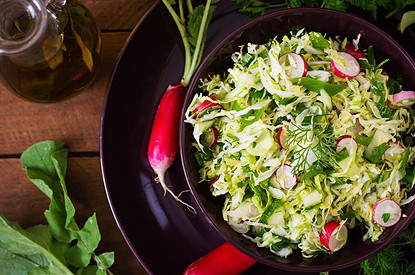 Салаты из свежих овощей с зеленью: 13 вкусных и полезных рецептов