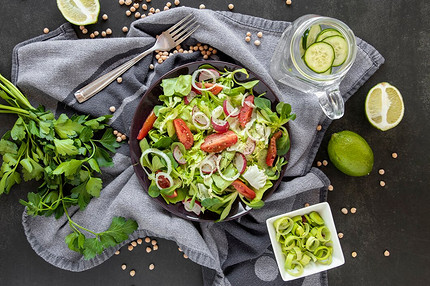 Салаты из свежих овощей с зеленью: 13 вкусных и полезных рецептов