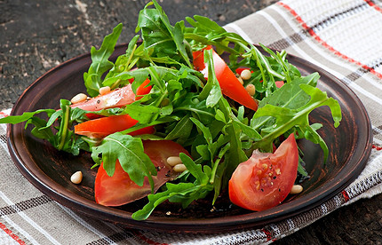 Салаты из свежих овощей с зеленью: 13 вкусных и полезных рецептов