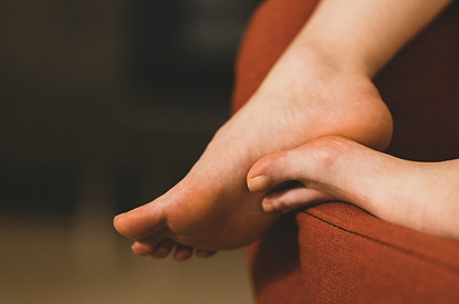 Дерматолог назвала способ легко избавиться от трещин на пятках