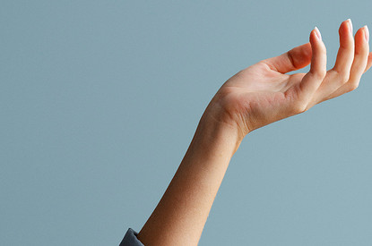 К чему чешется правая ладонь: приметы по дням, для женщин и мужчин