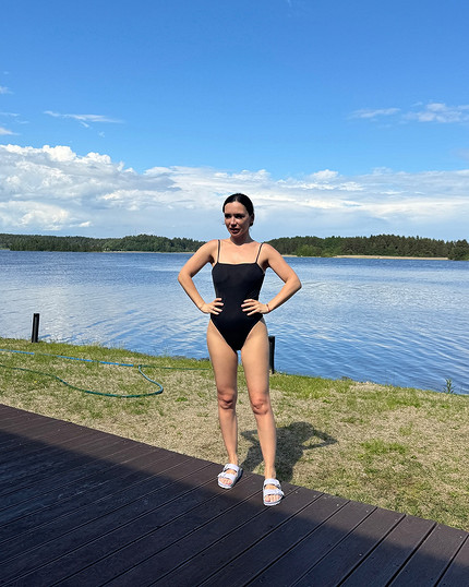 Певица Ольга Серябкина поделилась откровенными фото в купальнике