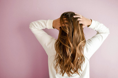 Тонкие волосы: почему они такими становятся и как можно исправить ситуацию