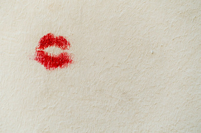 Визажист раскрыла эффективные способы удалить пятна косметики с одежды