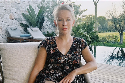 Актриса Юлия Пересильд поделилась фотографией в откровенном купальнике