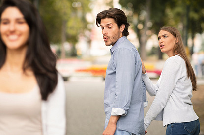 Почему мужчины в отношениях заглядываются на других женщин и как на это реагировать