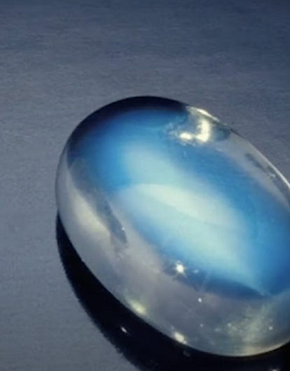 Лунный камень: кому подходит, лечебные и магические свойства