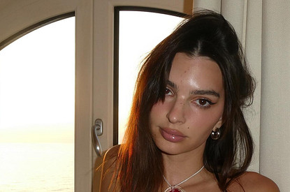 Модель Эмили Ратаковски поделилась откровенным снимком на пляже