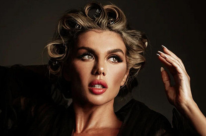 41-летняя певица Анна Седокова показала на фото свою внешность времен юности