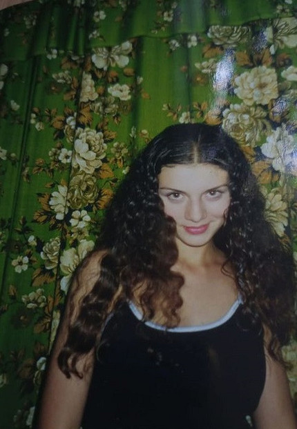 41-летняя певица Анна Седокова показала на фото свою внешность времен юности