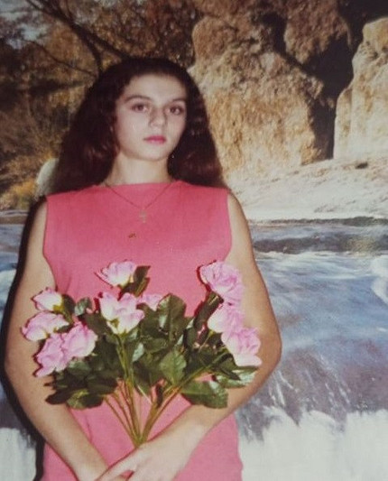 41-летняя певица Анна Седокова показала на фото свою внешность времен юности