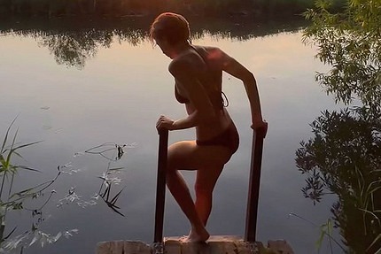 Анастасия Ивлеева показала фигуру в откровенном купальнике
