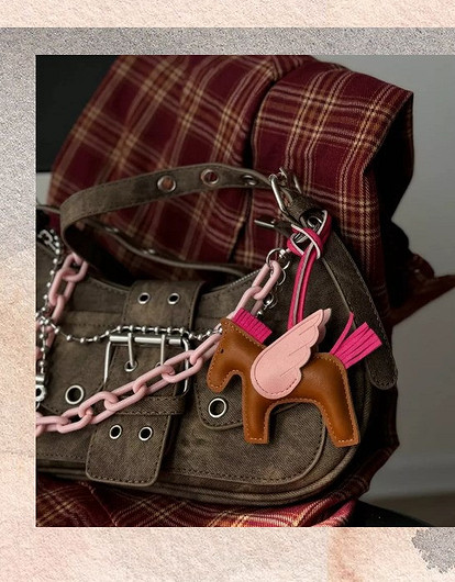 Обвес на сумку — простой и эффектный способ стилизовать любимый аксессуар