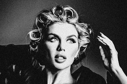 41-летняя Анна Седокова опубликовала вызывающее фото в кожаном бюстгальтере