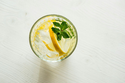 Врач назвала напиток, утоляющий жажду в жару лучше холодной воды