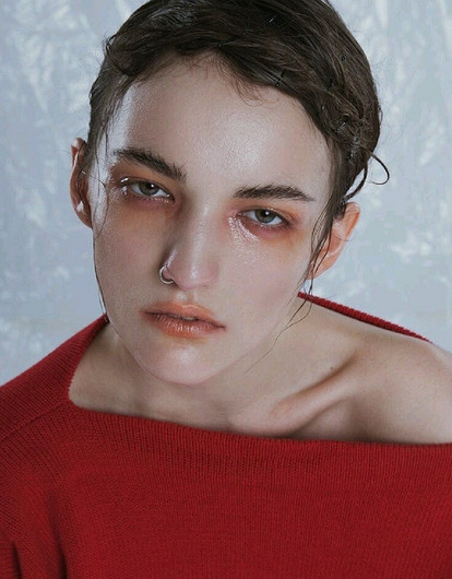 Размазанный макияж, синяки под глазами и не только: самые странные бьюти-тренды осени 2024