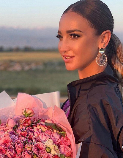 Телеведущая Ольга Бузова намекнула на помолвку, опубликовав фото с кольцом