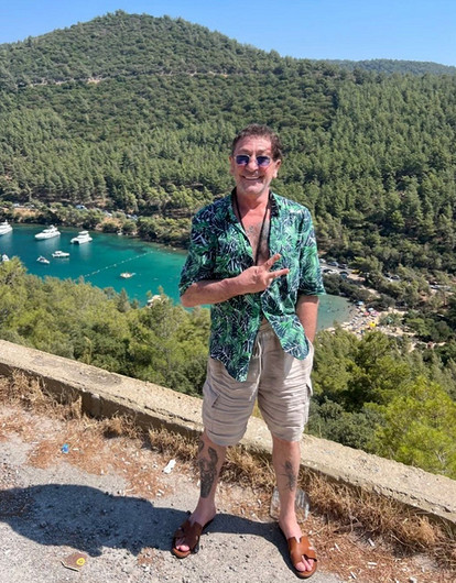 Григорий Лепс шокировал поклонников новой прической после отдыха с 18-летней Авророй Кибой