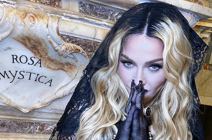 Мадонна удивила поклонников смелым откровенным образом на новом фото