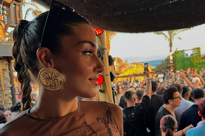 Звезда турецкого сериала «Постучись в мою дверь» продемонстрировала поклонникам фигуру в купальнике