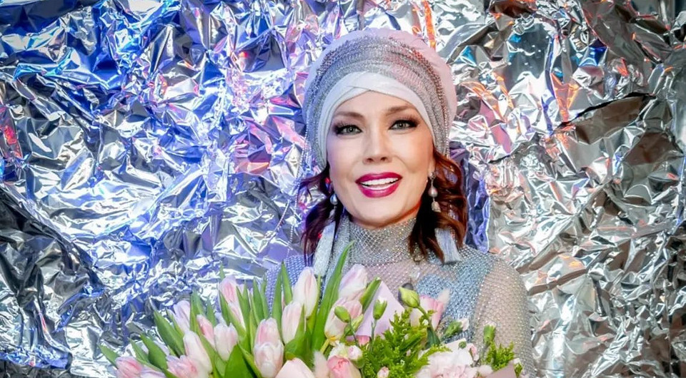 Певица Азиза намекнула на перемены в личной жизни и появилась с обручальным кольцом