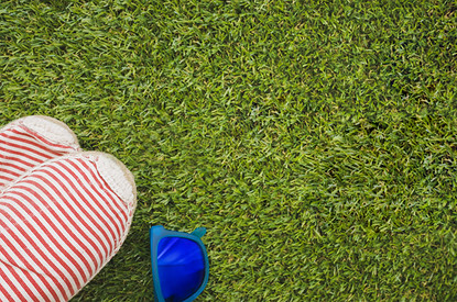 Как укладывать рулонный газон своими руками: инструкция и уход