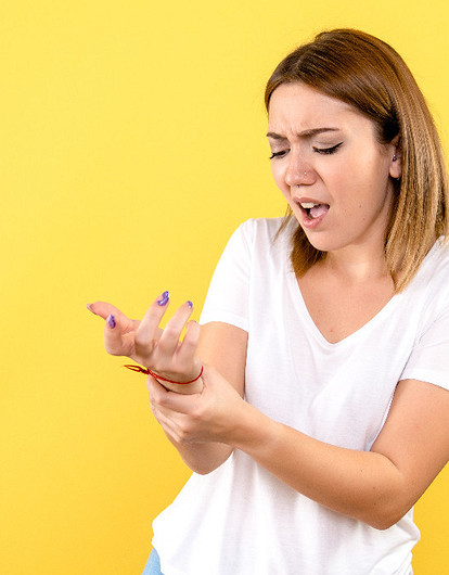 К чему чешется правая рука: чесалка по дням недели и времени суток