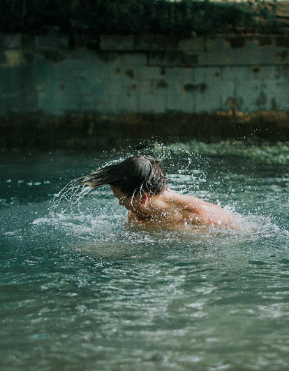 Врач предостерег от купания в водоемах в конце августа из-за риска заражения опасными заболеваниями