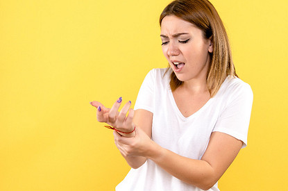 К чему чешется правая рука: чесалка по дням недели и времени суток