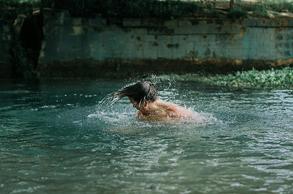 Врач предостерег от купания в водоемах в конце августа из-за риска заражения опасными заболеваниями