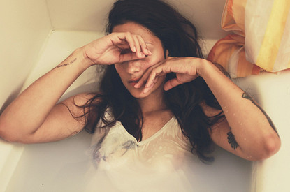 Врач назвала простой способ борьбы с утренними отеками лица