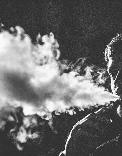 Врач предупредила о рисках для здоровья при курении вейпов