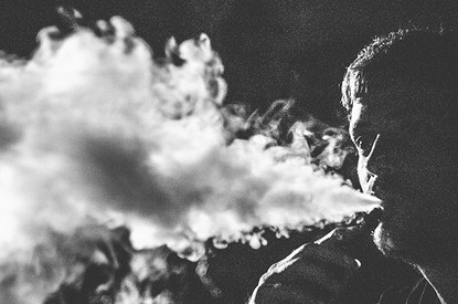 Врач предупредила о рисках для здоровья при курении вейпов