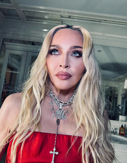 65-летняя Мадонна подтвердила новый роман серией откровенных фото