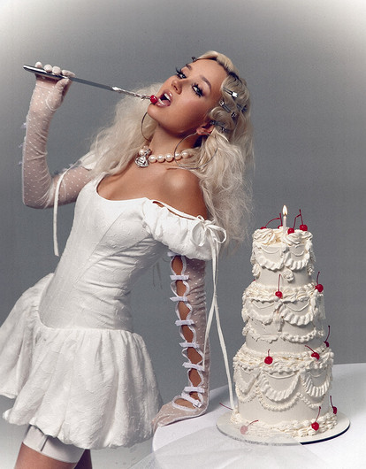 Клава Кока показала поклонникам откровенные кадры со съемок нового клипа