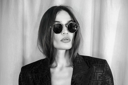 Алена Водонаева поделилась откровенными снимками в стильном образе