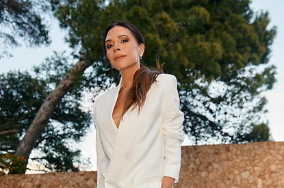 Виктория Бекхэм поразила фанатов снимком в прозрачном кружевном наряде