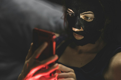 Дерматолог назвала ключевые ошибки при уходе за кожей, ускоряющие старение