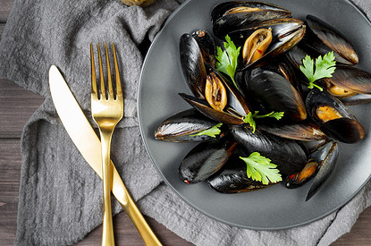 Как правильно есть мидии в ресторане и дома: подробная инструкция