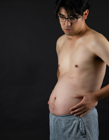 Диетолог назвала популярный напиток, который помогает при вздутии живота