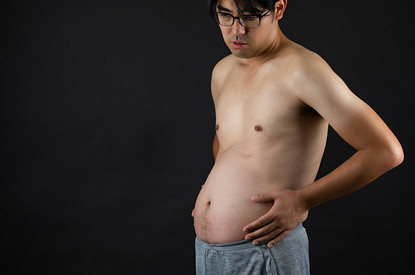 Диетолог назвала популярный напиток, который помогает при вздутии живота