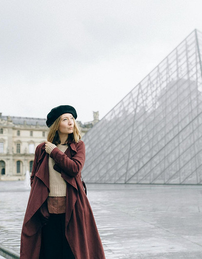 Стилист рассказала о самых трендовых головных уборах для осени