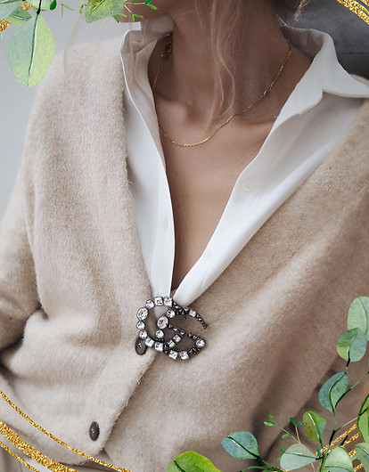 Как носить броши сегодня: 10 стильных вариантов, которые тебе понравятся