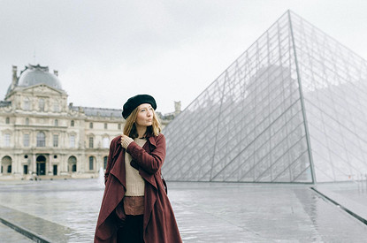 Стилист рассказала о самых трендовых головных уборах для осени