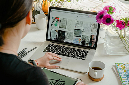 Диетолог предупредила о рисках для здоровья при обедах на рабочем месте