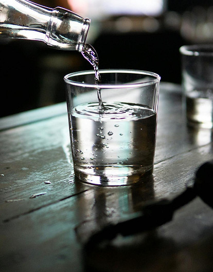 Диетолог объяснила, как правильно пить воду во время еды