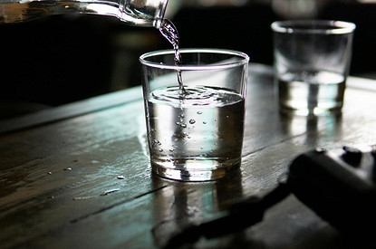 Диетолог объяснила, как правильно пить воду во время еды